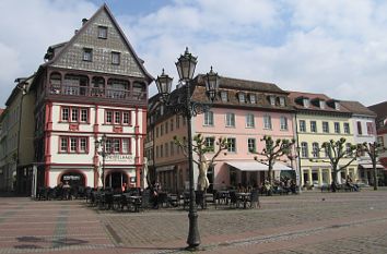 Marktplatz in Neustadt mit Scheffelhaus