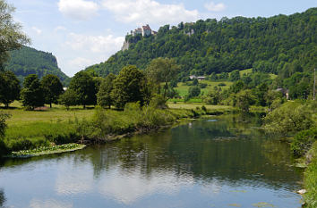 Blick auf Schloss Werenwag oberhalb der Donau