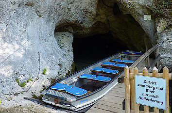 Eingang Wimsener Höhle mit Boot und Steg