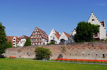 Ulm Donauufer mit Stadtmauer und Altstadthäusern