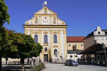 Kapellplatz Altötting mit Kapuzinerkirche St. Magdalena