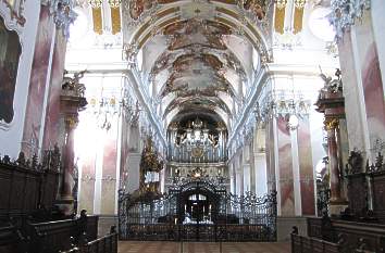 Innenraum der Abteikirche Amorbach