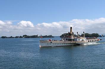 Chiemsee mit Ausflugsschiff, Frauenchiemsee und Herrenchiemsee