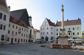 Marienplatz in Freising mit Kirche St. Georg und Mariensäule