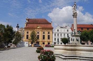 Karlsplatz mit Marienbrunnen Neuburg an der Donau