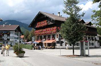 Haus mit Pelargonien in Oberammergau