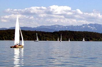 Starnberger See mit Segelbooten - im Hintergrund die Alpen