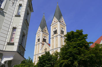 Kirche St. Josef und Max-Reger-Promenade in Weiden in der Oberpfalz