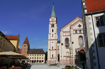 Schlossplatz Weißenhorn mit Kirche Mariä Himmelfahrt