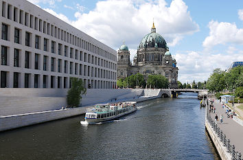 Spree mit Humboldt Forum Schloss Berlin und Dom