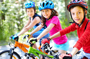 Radfahrende Kinder