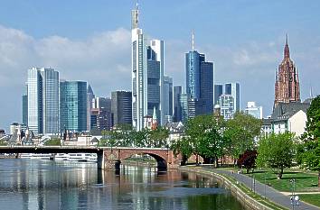 Frankfurter Skyline mit Hochh&auml;usern und Kaiserdom