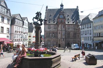 Marktplatz mit Rathaus in Marburg