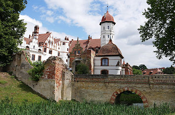 Schlossbrücke zum Schloss Basedow