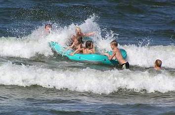 Badende Kinder - Urlaub an der Ostsee