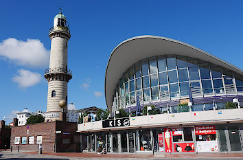 Wahrzeichen Warnemünde: Teepott und Leuchtturm