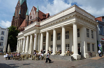 Markt mit Säulengebäude in Schwerin