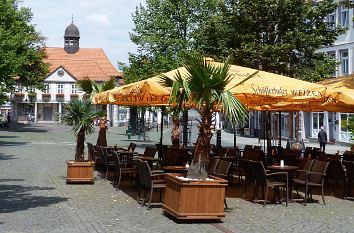 Markt Northeim: Straßencafé, Alte Wache und Kapelle
