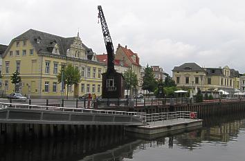 Hunte mit altem Kran und Hafenpromenade in Oldenburg