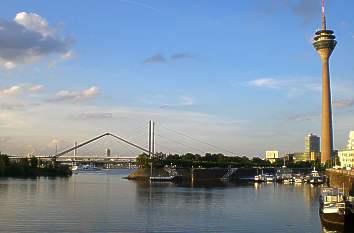 Hafen mit Rheinturm in D&uuml;sseldorf