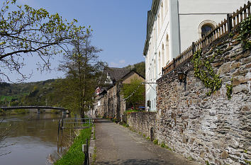 Ufer der Lahn mit Stadtmauer in Dausenau