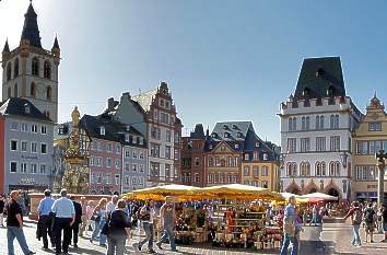 Hauptmarkt in Trier mit der Kirche St. Gangolf und der Steipe