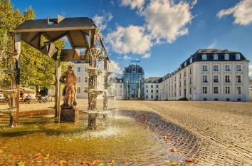 Schlossbrunnen und Schloss in Saarbr�cken