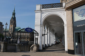 Alsterarkaden und Rathaus in Hamburg