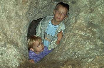 Stephanie und Martin in einem unterirdischer Gang bei der Teufelsbr&uuml;cke
