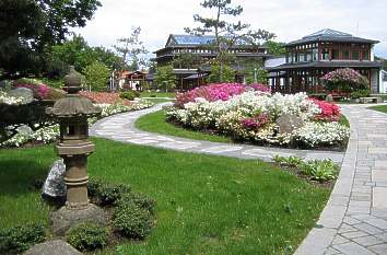 Japanischer Garten: Azaleenlandschaft mit Blick zu den Pavillons