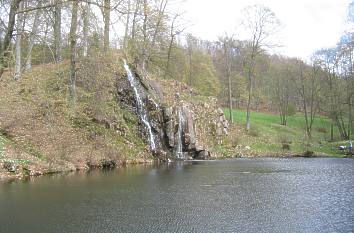 Luisentaler Wasserfall mit Teich