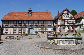 Marktplatz Ummerstadt mit Rathaus und Marktbrunnen