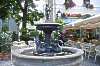 G&auml;nsem&auml;nnchenbrunnen und Stra&szlig;encaf&eacute; in der Schillerstra&szlig;e