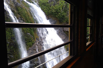 Zug passiert die Stoney Creek Falls