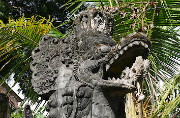 Steinerner Drache auf Bali