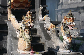 Steinerne Drachen auf Bali