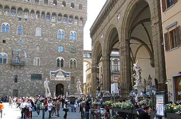 Piazza della Signoria mit dem Palazzo Vecchio und der Loggia dei Lanzi in Florenz