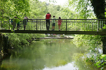 Touristen auf der Brücke am Aachtopf