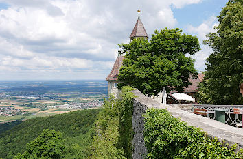 Burgmauer und Aussicht von der Burg Teck