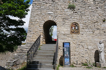 Im Burghof der Burg Hohenneuffen Im Burghof der Burg Hohenneuffen
