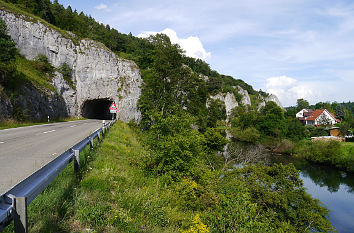 Landstraße mit Tunnel neben der Donau