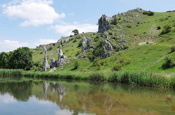 Teich im Eselsburger Tal mit Steinernen Jungfrauen