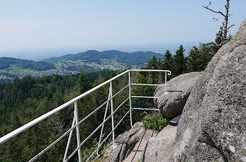 Aussicht vom Falkenfelsen ins Wiedenbachtal