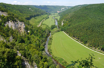 Blick vom Knopfmacherfelsen ins Durchbruchstal der Donau