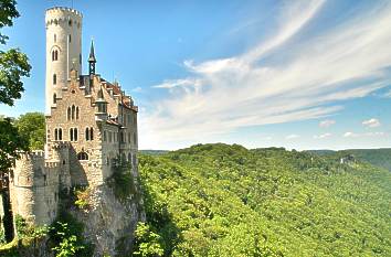 Märchenschloss Lichtenstein über dem Echaztal