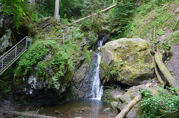 Wasserfall und Wanderweg in der Lotenbachklamm