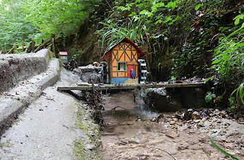 Wasser mit kleiner Mühle in der Schelmenklinge Wasser mit kleiner Mühle in der Schelmenklinge