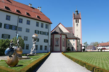 Kunst vor der Kirche am Schloss Altshausen