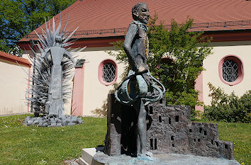 Kunst vor der Heilig-Grab-Kapelle am Schloss Altshausen