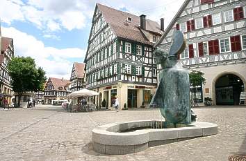 Daimlerstraße mit Görtzbrunnen